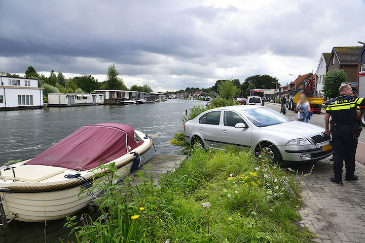 2021/118/20210806-11u51 GB 008 Auto te water Nieuwemeerdijk.jpg